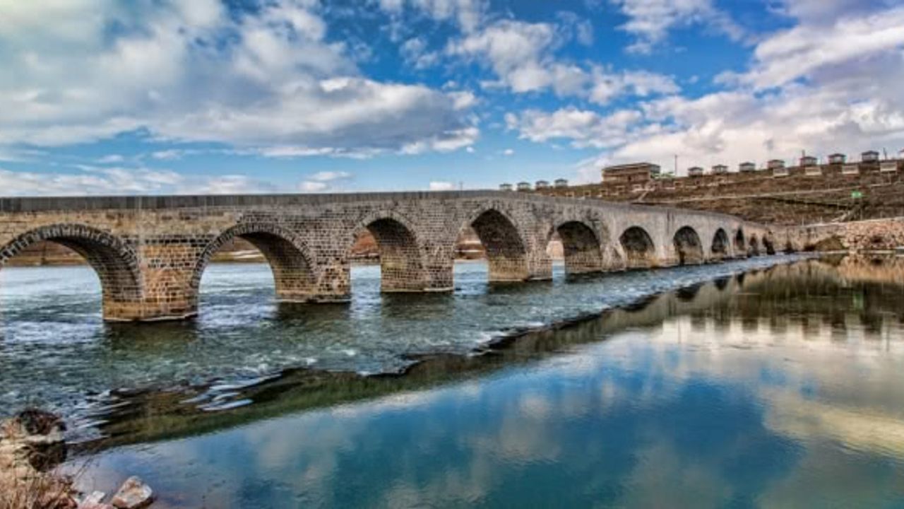 Muş'taki tarihi Murat Köprüsü, yerli ve yabancı turistleri ağırlıyor - DS  Haber