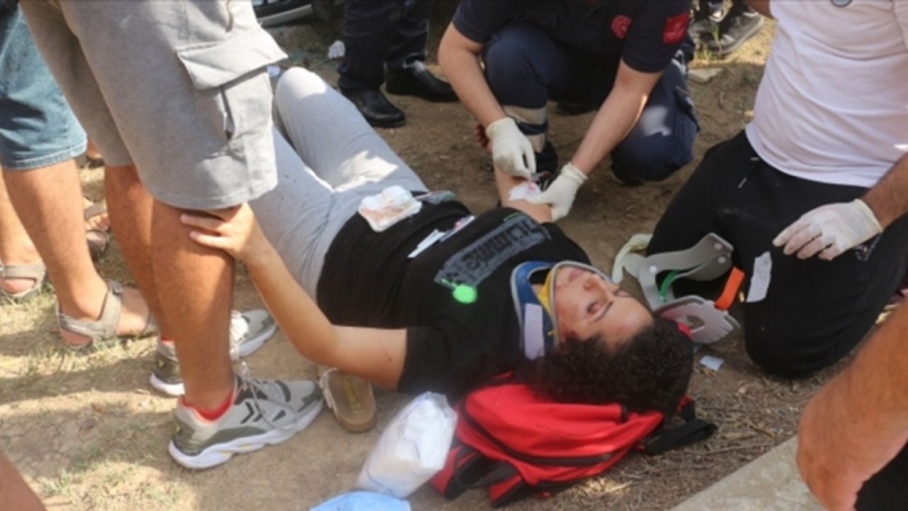 Adana'da otomobil ile motosikletin çarpışması sonucu 2 kişi yaralandı
