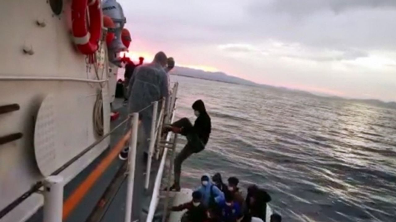 Balıkesir'de Türk kara sularına geri itilen 31 düzensiz göçmen kurtarıldı