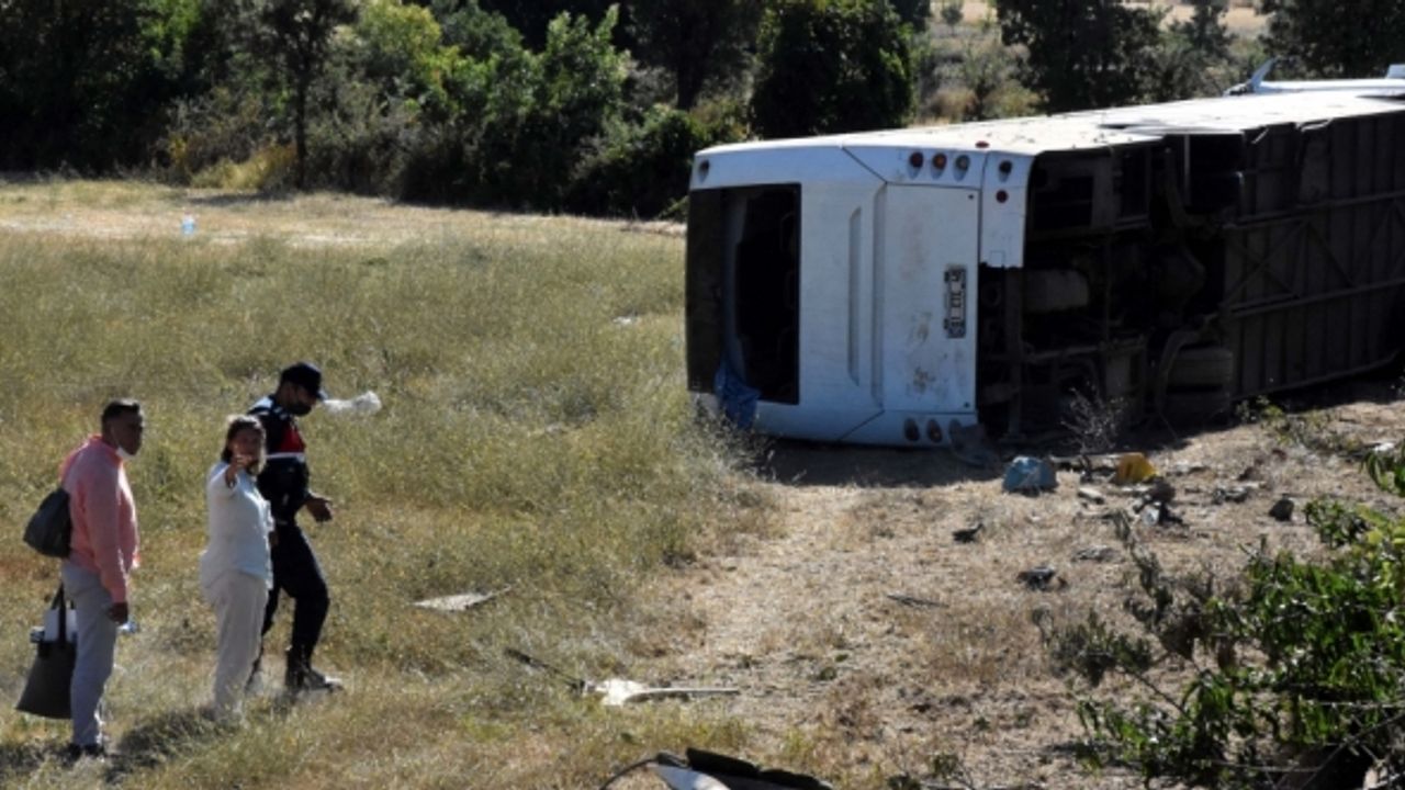 Muğla'da Ukraynalı turistleri taşıyan otobüs ile öğrenci servisi çarpıştı: 1 ölü, 55 yaralı