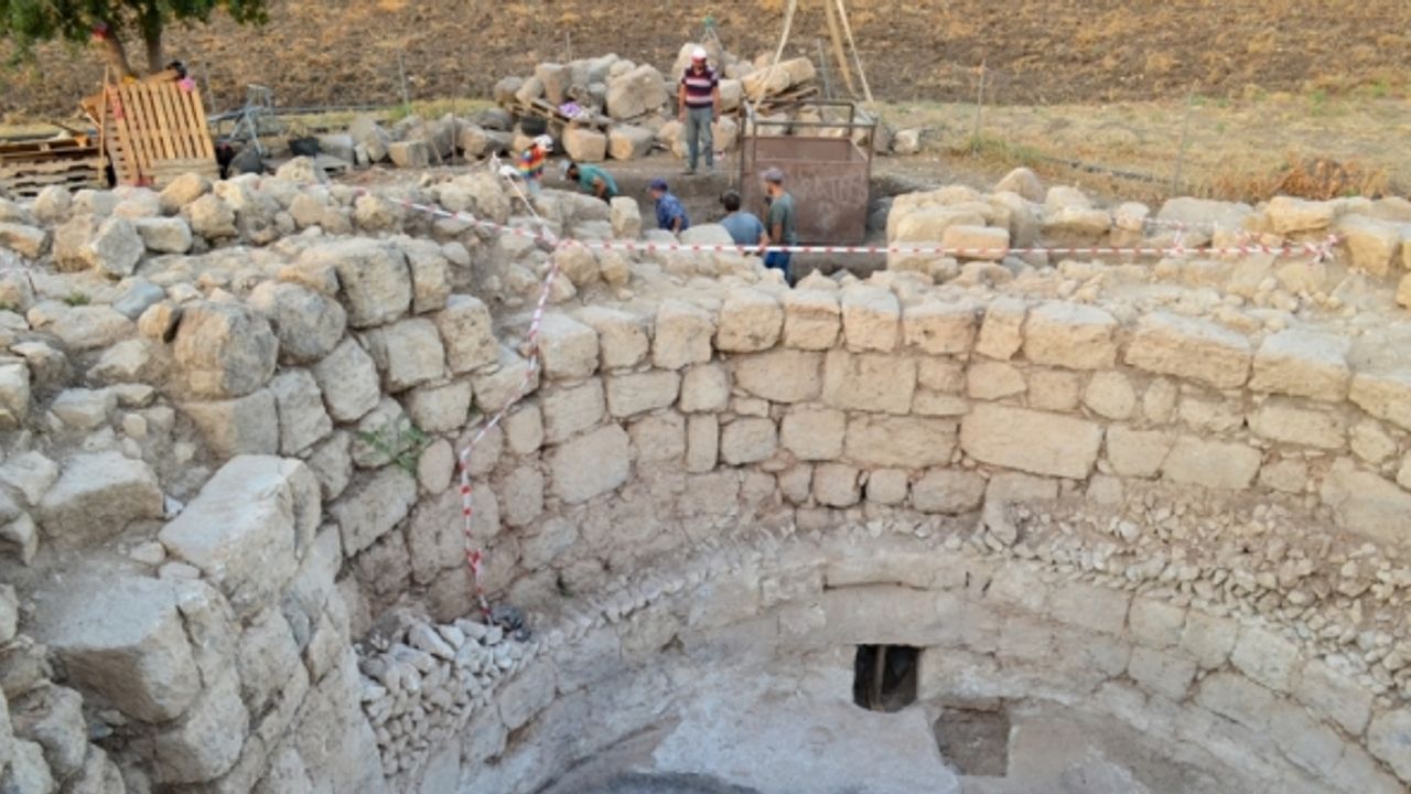 Mersin'deki kazılarda, gök bilimci ve şair Aratos'un anıt mezarı arkeolojik olarak kanıtlandı