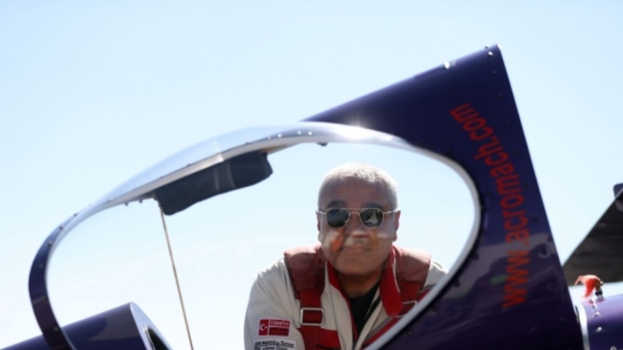 Yerli ve yabancı akrobasi pilotları Eskişehir'de gösteri uçuşu yaptı