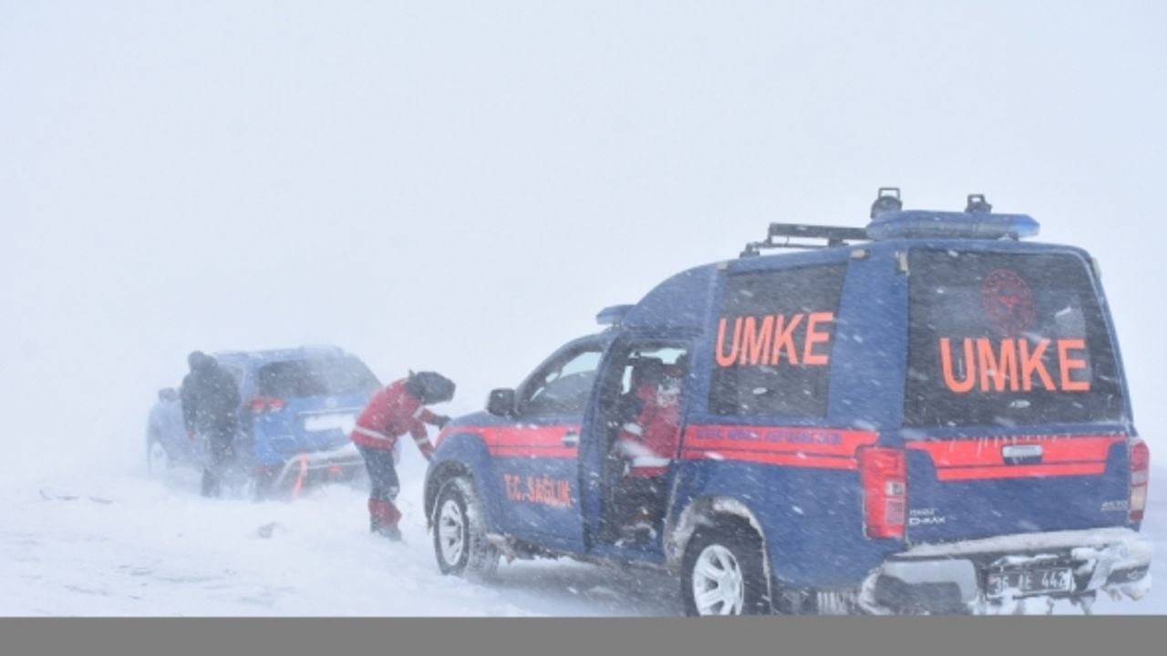 Kar ve tipi nedeniyle Kars-Iğdır kara yolunda mahsur kalan 18 kişiyi UMKE kurtardı