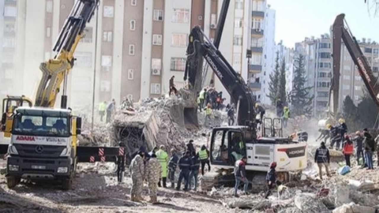 Adana'da hasarlı bina kontrollü şekilde yıkıldı