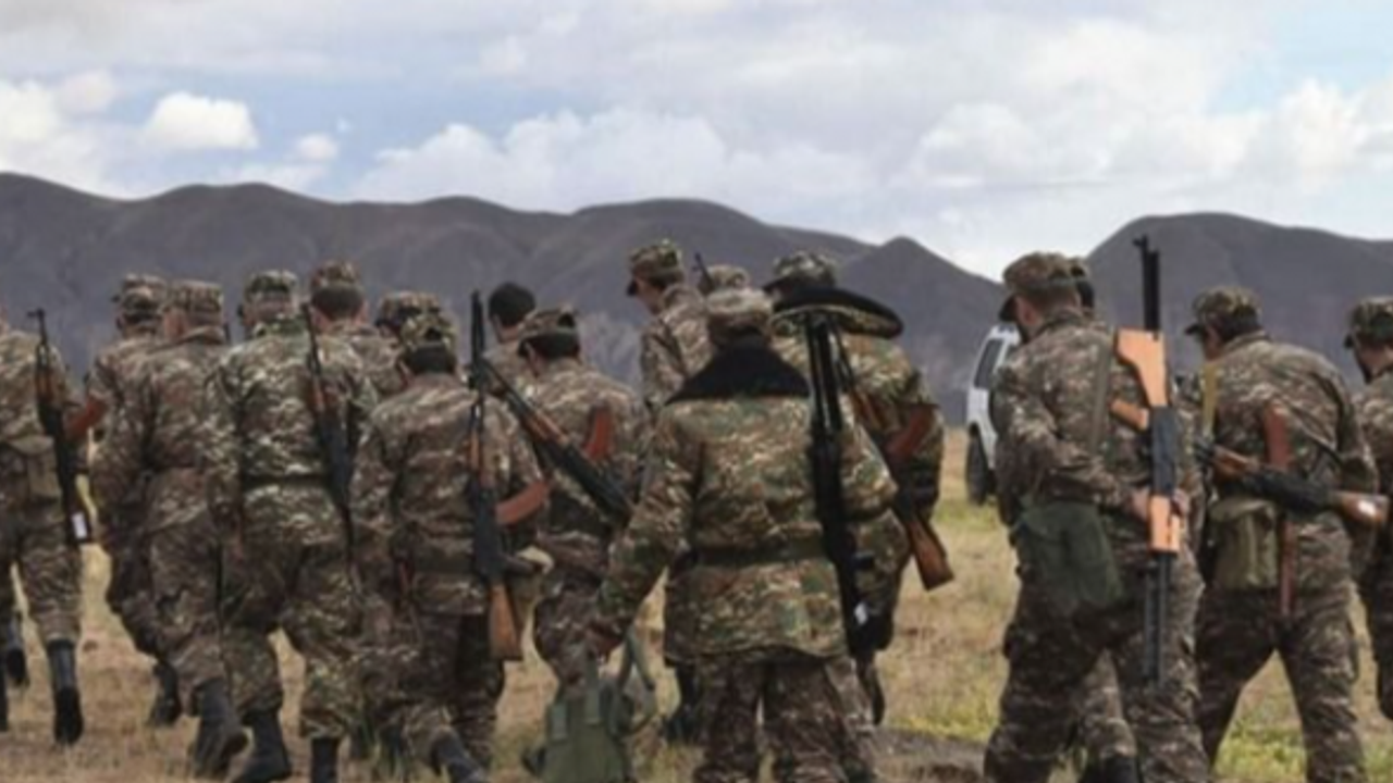 Ermeni askerleri Köpeğe Bomba Bağlayıp, Azerbaycan Askerlerine Gönderdiler