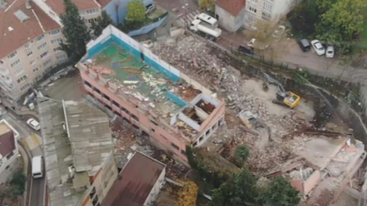 Bursa depreminin ardından yetkililerin müdahalesiyle tarihi okul yıkıldı