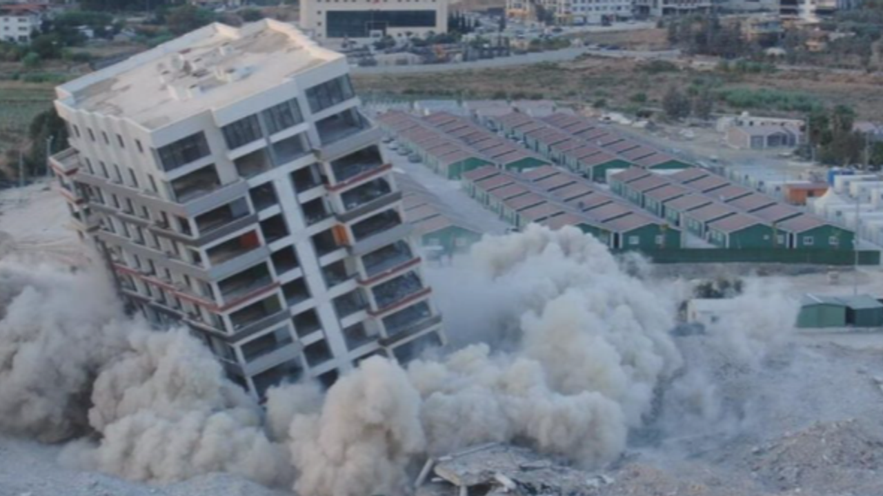Hatay'da depremin çarptığı dinamitle patlayan 10 katlı bina kağıt gibi çöktü