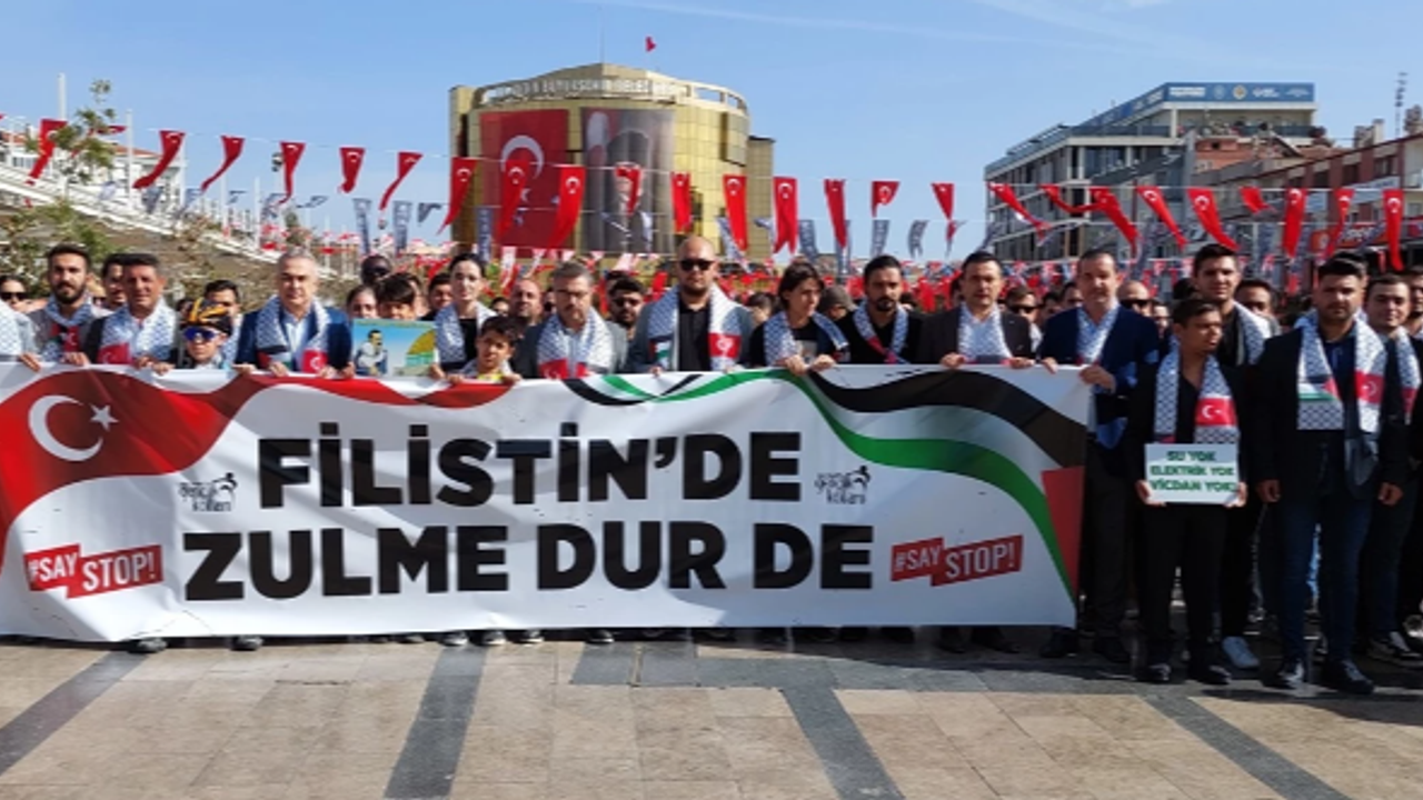 İzmir'de Filistin'e destek yürüyüşü düzenlendi