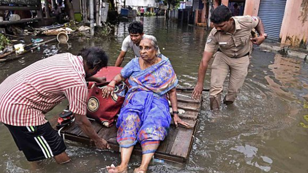 Kasırga Hindistan'ı vurdu: ölü sayısı 17'ye yükseldi
