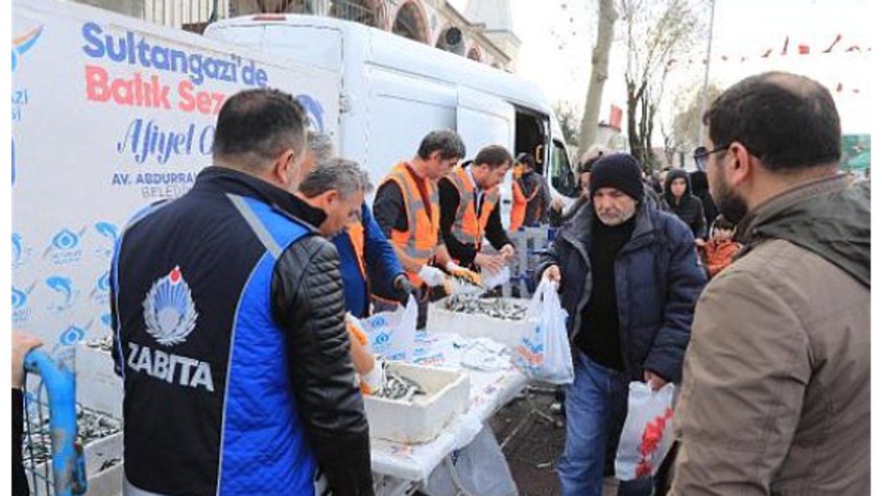 Sultangazi'de vatandaşlara 3 buçuk ton balık dağıtıldı