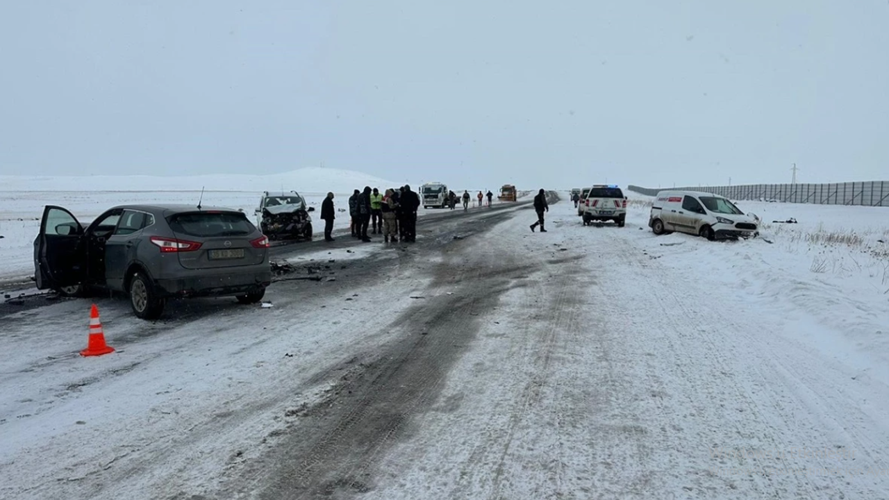 Kars'ta trafik kazasında 11'i ağır 9 kişi yaralandı!
