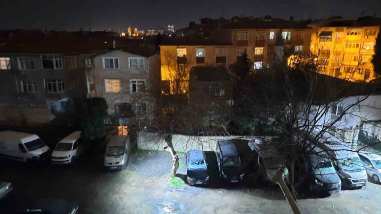 İstanbul’da kar var... Fatih ve Eyüpsultan'da araçların üstü karla kaplandı