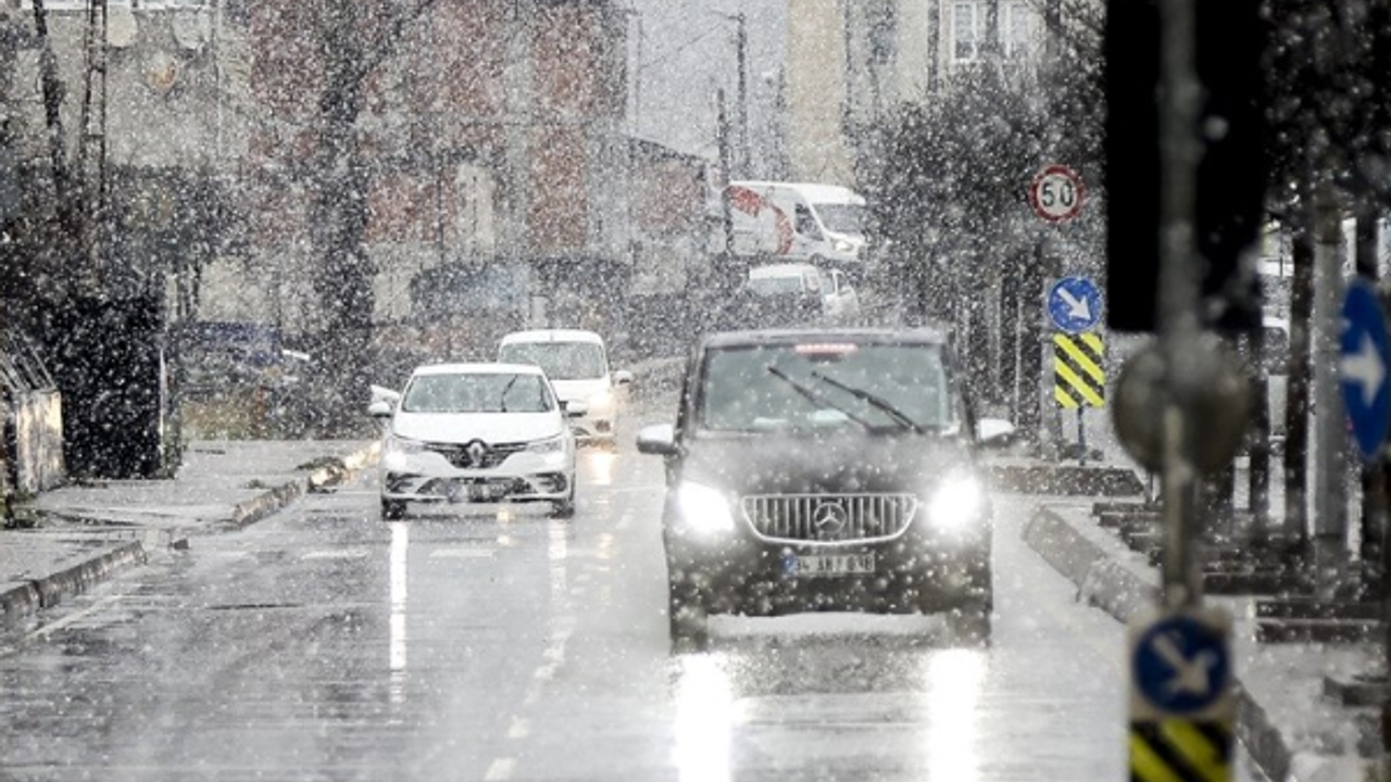 Kar yağışı İstanbul'un bazı mahallelerinde etkili oldu