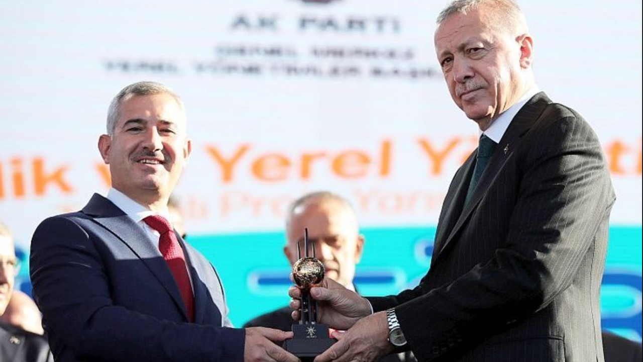 'Gri pasaport' skandalıyla bilinen Yeşilyurt Belediye Başkanı  Mehmet Çınar' ı Erdoğan biçti