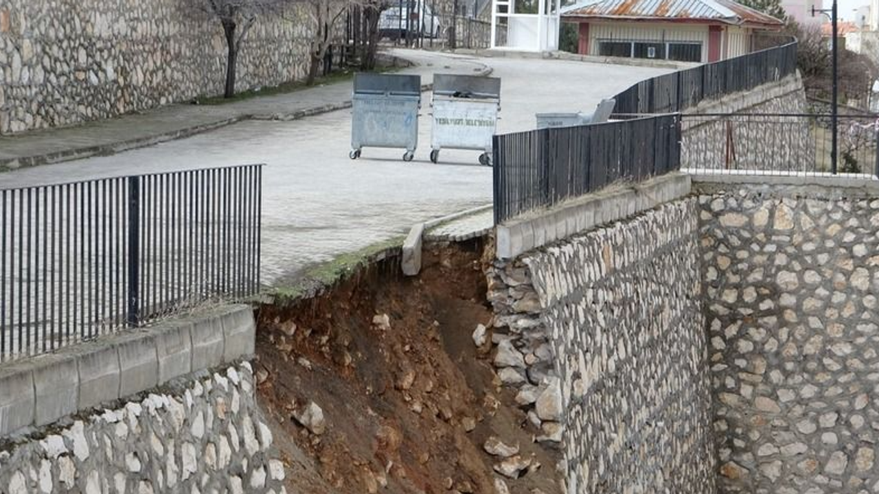 Malatya'da okulun istinat duvarı yıkıldı!