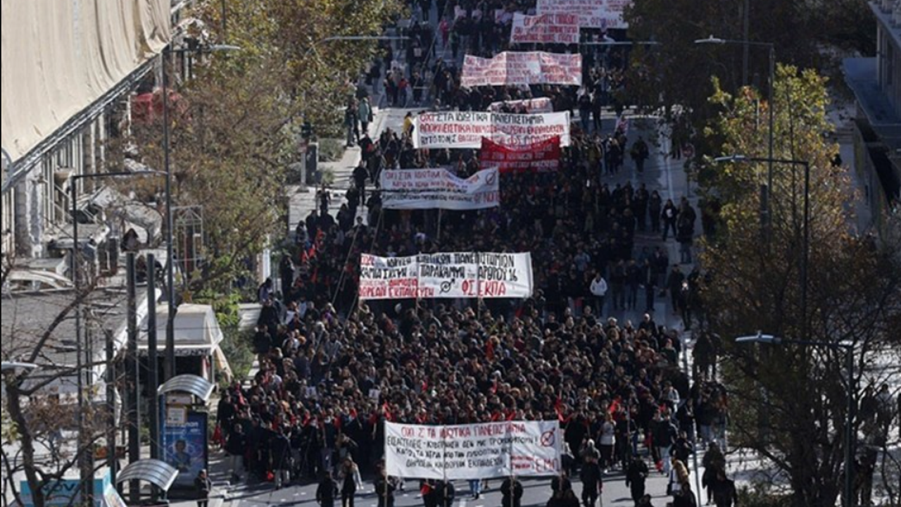 Atina'da Öğrenciler Özel Üniversitelerin Açılmasını Protesto Ediyor