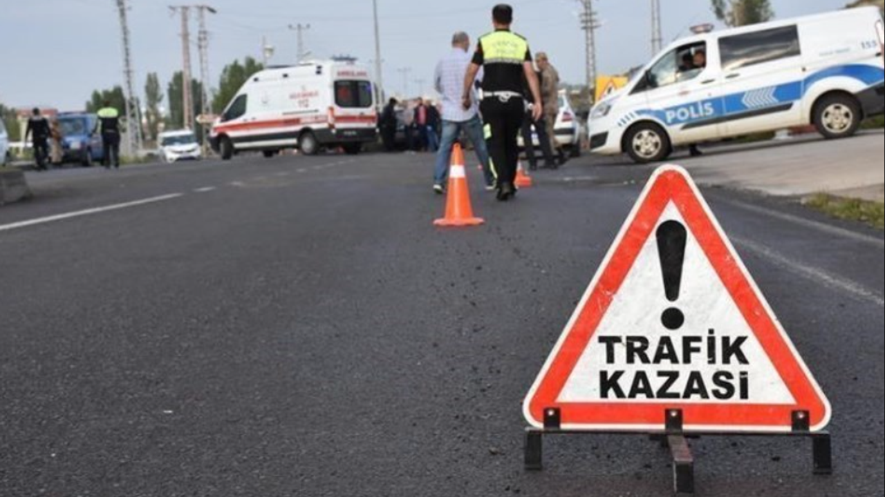 İzmir'de TIR minibüse çarptı: 2 ölü, 12 yaralı!