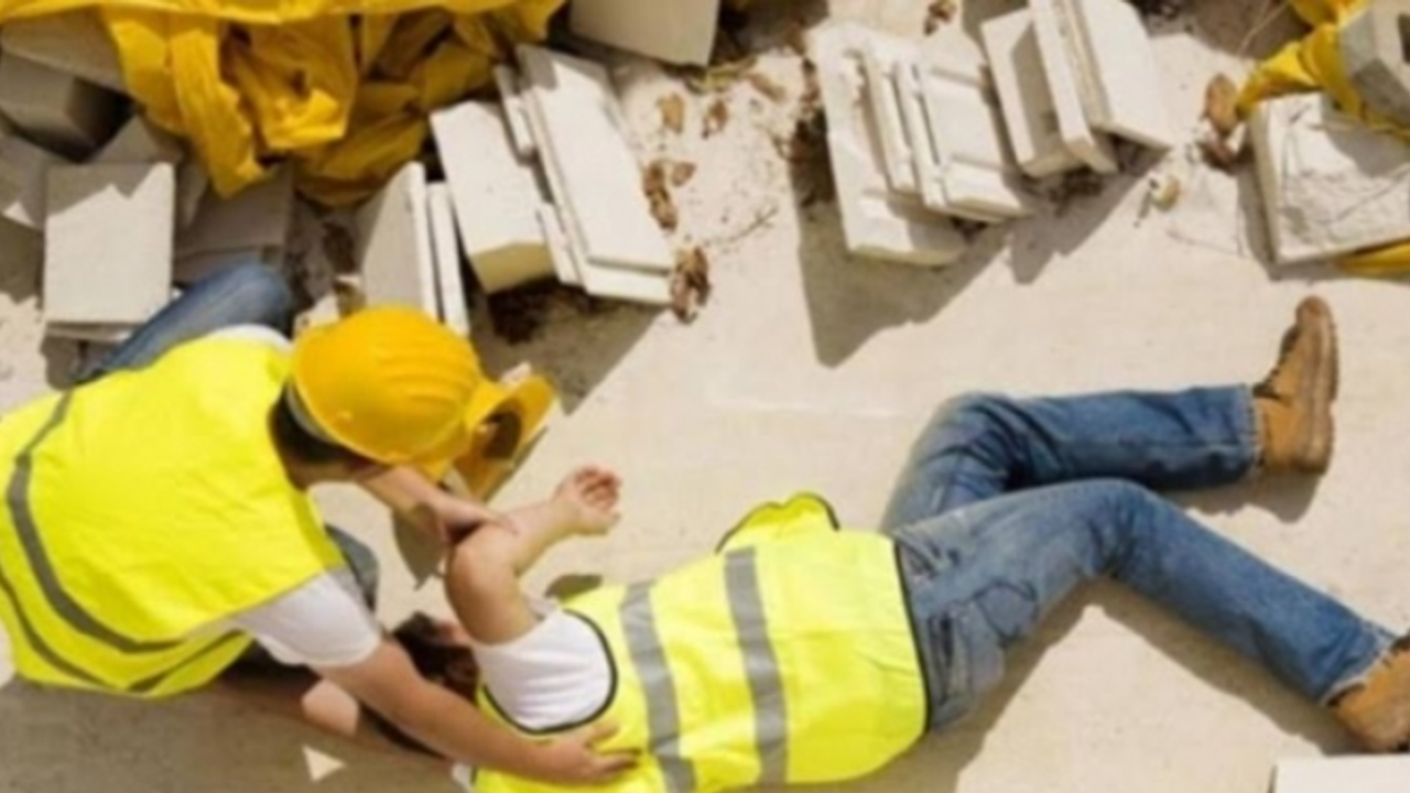 Alanya'da iskeleden düşen inşaat işçisi ağır yaralandı