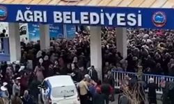 Belediye önünde 'bayram şekeri' izdihamı