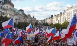 Çekya'da enerji politikaları protesto edildi: Hükümetin istifası istendi