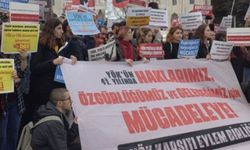 İstanbul Üniversitesi önünde YÖK protestosu: 'Yetkiler tek elde toplanarak üniversitelerin özerkliği yok edildi'