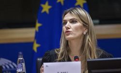 Katar'dan rüşvet almakla suçlanan Avrupa Parlamentosu Başkan Yardımcısı Eva Kaili görevden alındı