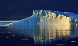 Antarktika'da 'Paris'in 15 katı büyüklüğünde' buz dağı koptu