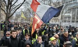 Fransa'da emeklilik yaşının yükseltilmesini öngören yasa tasarısına karşı büyük grev