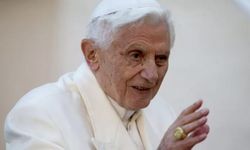 Hayatını kaybeden eski Papa 16. Benedictus'un mirası tartışılıyor: 'Karanlık sırları mezara götürüyor'
