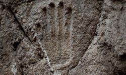 Kudüs'teki 1000 yıllık hendek duvarında gizemli bir el izi bulundu