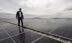 Tükettiği elektriğin iki katını kurduğu güneş enerjisi santrali ile üretiyor