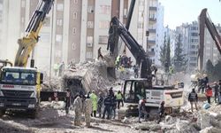 Adana'da hasarlı bina kontrollü şekilde yıkıldı