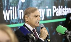 Deprem sonrası dayanışma için Türkiye’ye gelen Pakistan başbakanına eleştiri yağdı
