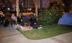 İzmir'deki depremden sonra bazı vatandaşlar geceyi çadırlarda geçirdi