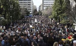 'Kahrolsun katil hükümetler': Yunanistan'da binlerce kişi tren kazasını protesto etti