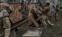 Ukrayna ordusu Bahmut'ta keskin nişancılarla kurulan pusunun görüntülerini yayımladı