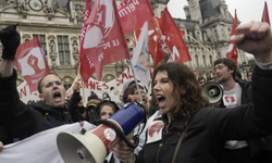 Fransa'da tartışmalı emeklilik reformu protestolara rağmen yasalaştı