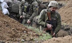 Ukrayna, Bahmut'un düşüşüne hazırlanıyor: Askerler siper ve sığınak inşa ediyor