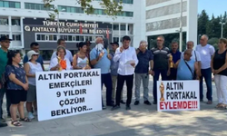 Altın Portakal Film Festivali eski çalışanları Antalya Büyükşehir Belediyesi önünde eylem yaptı