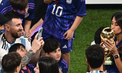 Eşi Messi'yi tebrik etmek için sahaya giren Antonella, başka futbolcuya sarıldı