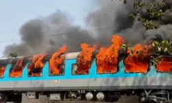 Hindistan'da Yolcu Treninde Yangın!