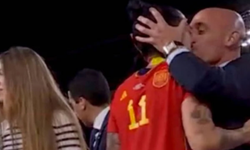 Kadın futbolcuyu dudağından öpen federasyon başkanı: "İstifa etmeyeceğim"
