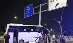 Adana'da Havalimanına Yolcu Taşıyan midibüs Kaza Yaptı