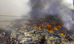 Bangladeş'te yüzlerce dükkan yandı!