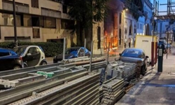 İran'da Paris Büyükelçiliğinin Kapısını Yakıldı