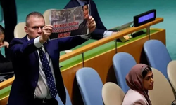 İsrail'in BM Daimi Temsilcisi, Mahsa Amini'nin Posteriyle Eylem Yaptı