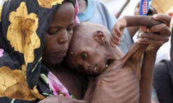 Somalili bir anne 5 çocuğuyla 13 gün boyunca Aç ve Susuz yürüdü