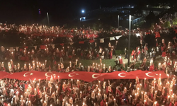 Antalya'da 400 Metrelik Türk Bayrağı ile Fener Alayı Düzenlendi!