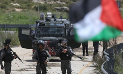 "İsrail Askerleri, Filistinli Esirleri İsrail Bayrağı Önünde Propaganda Yapmaya Zorladı"