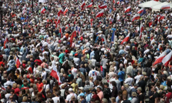 Polonya'da Başbakan Donald Tusk Çağrı Yaptı!  Binlerce Kişi Sokaklara Döküldü